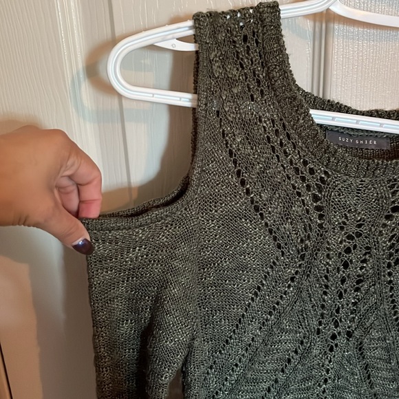 Cut Out Shoulder Sweater - Picture 2 of 4